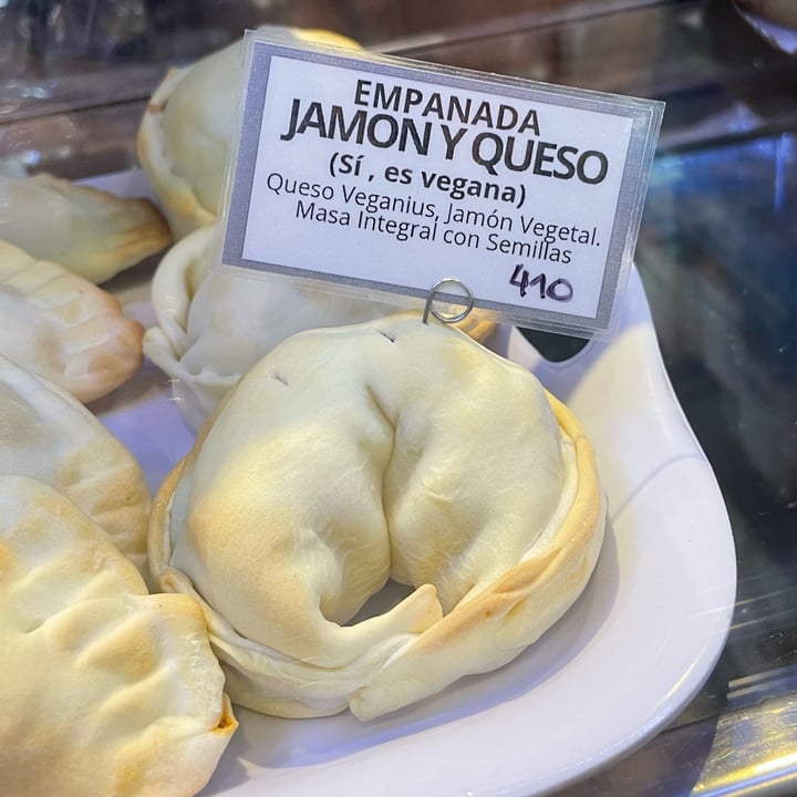 photo of Veganius Empanadas de Jamón y Queso shared by @valenequiza on  03 Jan 2023 - review