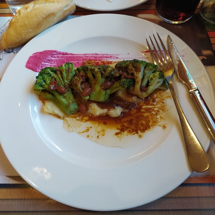 photo of La Antilla Brócoli al vapor con crema de patata, salsa de soja y cacahuetes shared by @veggieandcatlover on  04 Jan 2023 - review