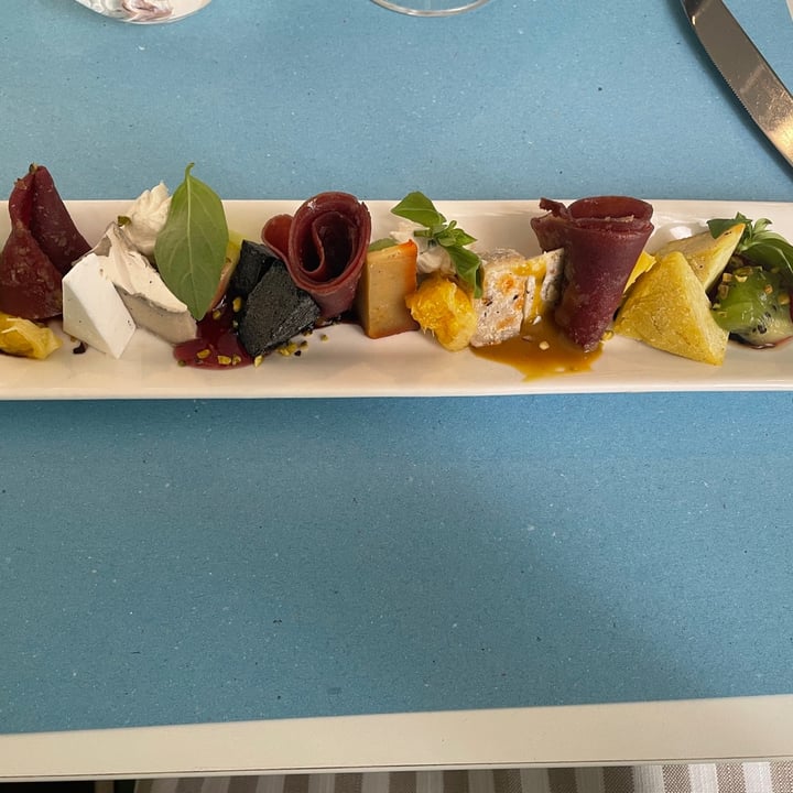 photo of Ristorante La Casina di Alice tagliere di formaggi a pasta morbida e dura, con frutta di stagione e affettato vegetale shared by @lucykyra on  25 Mar 2023 - review