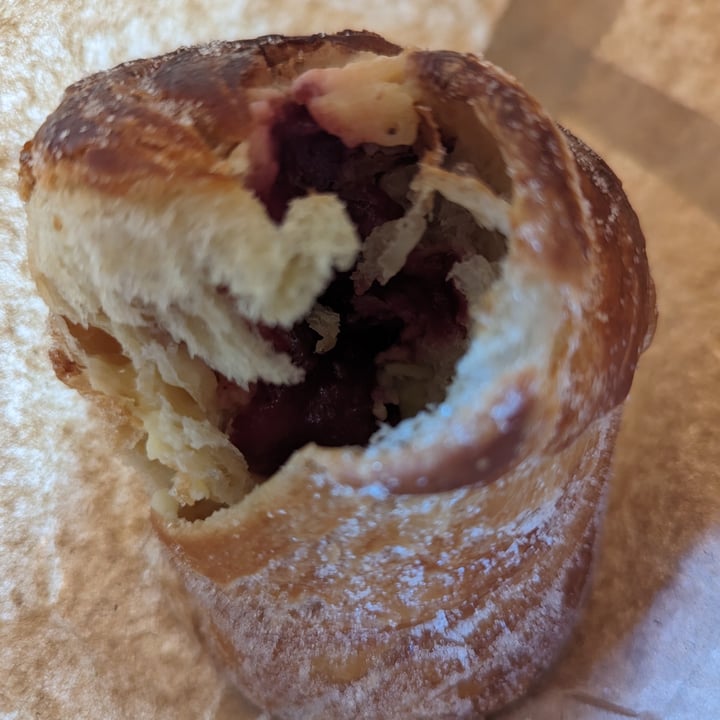 photo of Humbl Coffee Strawberry Cruffin shared by @pointsofellie on  08 Jul 2023 - review