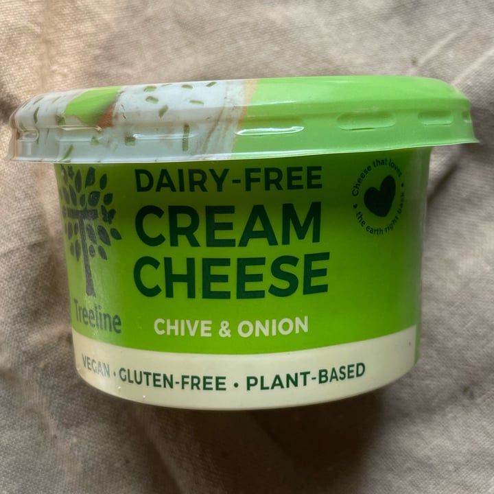 photo of Treeline Cheese Chive and onion cream cheese shared by @veganfoodcrazy on  11 Jun 2023 - review