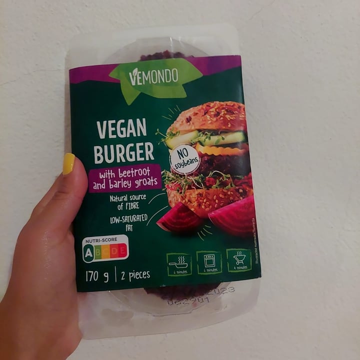 photo of Vemondo 2 vegan beetroot burgers shared by @ludossssss on  26 Jul 2023 - review