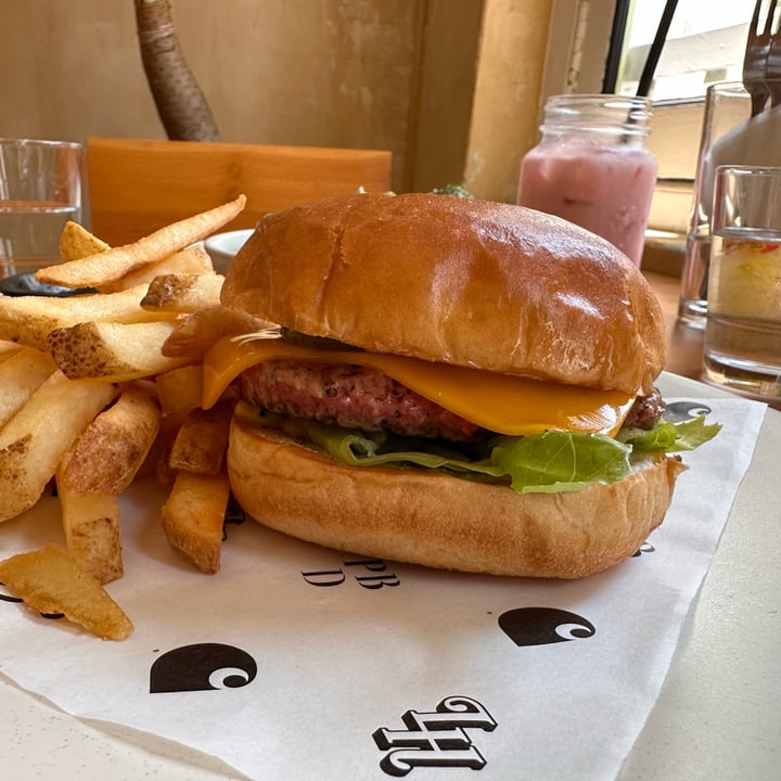 photo of Love Handle  Cheeseburger shared by @dafnelately on  22 May 2023 - review