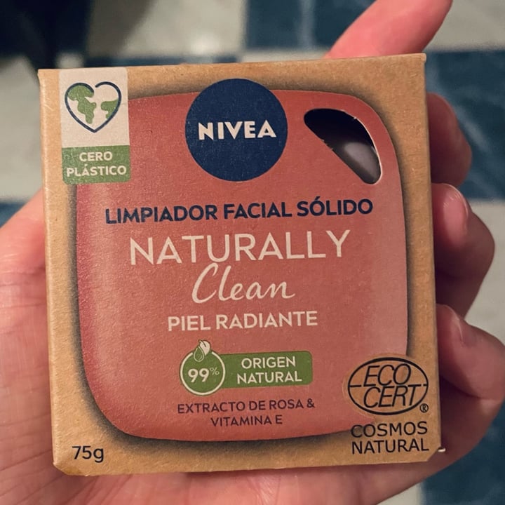 photo of Nivea Limpiador facial solido de naturally clean shared by @sophiegiuge on  08 May 2023 - review