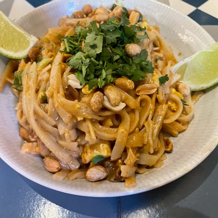 photo of Vega Pad Thai con fideos de arroz, tofu ahumado, salsa de coco y tamarindo, cacahuetes tostados y cilantro shared by @miguelangelgc82 on  28 May 2023 - review