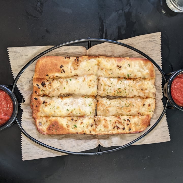 photo of 4th & State Cheesy Garlic Bread shared by @4thaanimals69 on  01 Jun 2023 - review