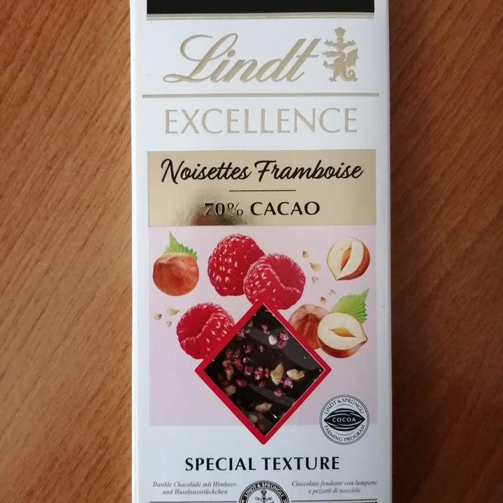 photo of Lindt Fondente con lamponi e nocciole shared by @af9 on  27 Jan 2023 - review