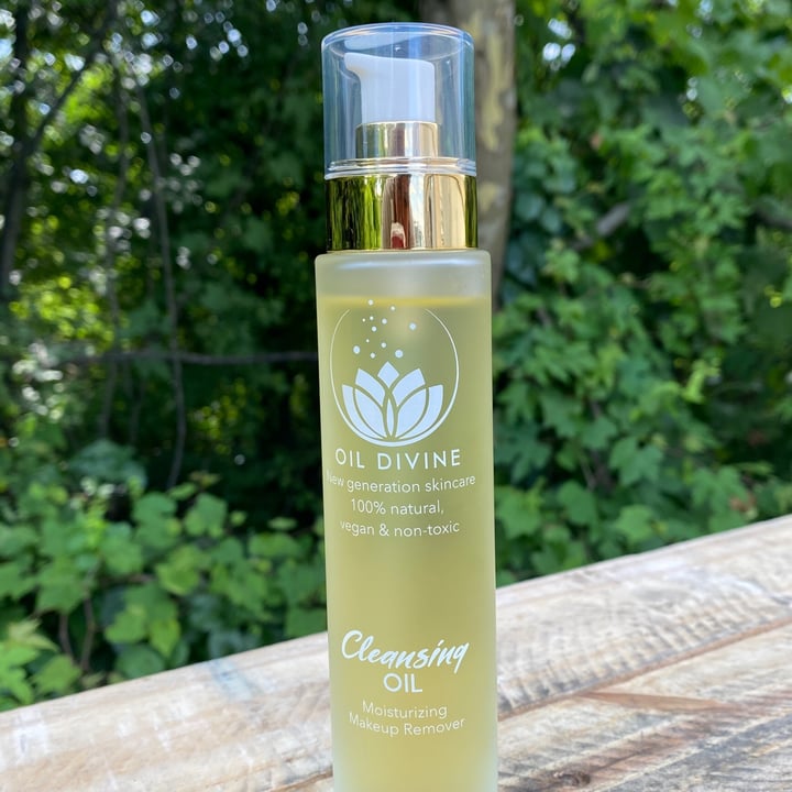 photo of Oil Divine Moisturizing Cleansing Oil shared by @alaniscamilas on  01 Aug 2023 - review