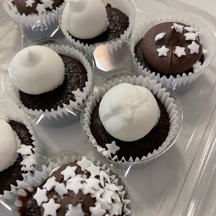 photo of OGGS mini chocolate cupcakes shared by @niamhroberts on  27 Feb 2023 - review