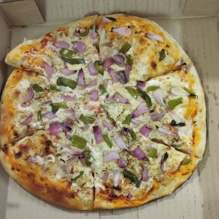 photo of Veg Vegan Live Pizza Cheese Margarita Pizza shared by @tanay-parekh on  29 Jan 2023 - review