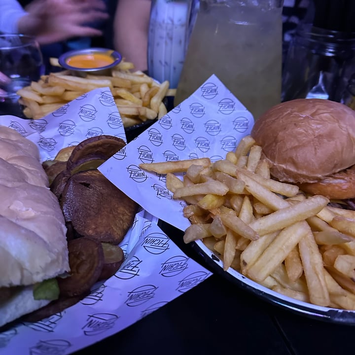 photo of FICHIN Milanesa De Berenjenas Con Cheddar, Hummus, Lechuga Y Tomate. shared by @agus- on  06 Aug 2023 - review
