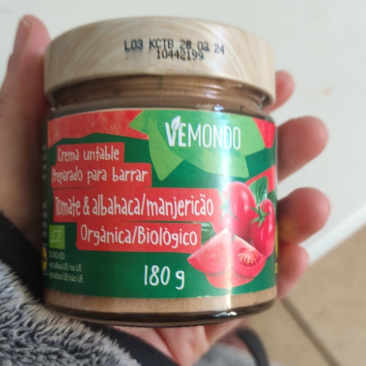 photo of Vemondo Crema untable de tomate y albahaca shared by @lolacreta on  13 Feb 2023 - review