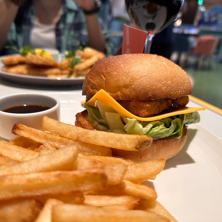 photo of Green Common Singapore Omni Fish Burger shared by @dafnelately on  05 Jul 2023 - review