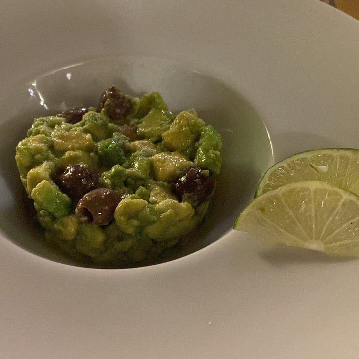 photo of Fabrika Hambirreria tartare di avocado connolive taggiasche e lime shared by @stefaniap on  23 Jan 2023 - review