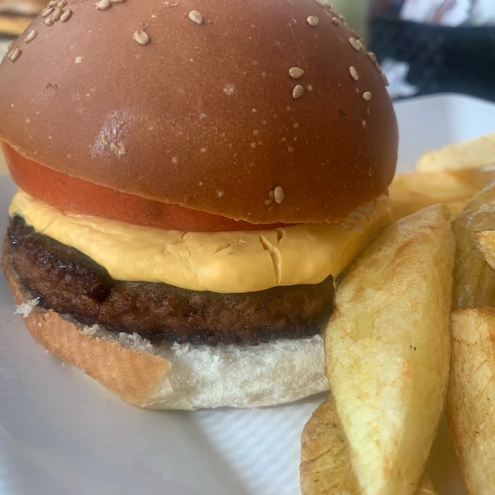 photo of Antojo’s Cheeseburger With Fries shared by @pltlife56 on  01 Jul 2023 - review