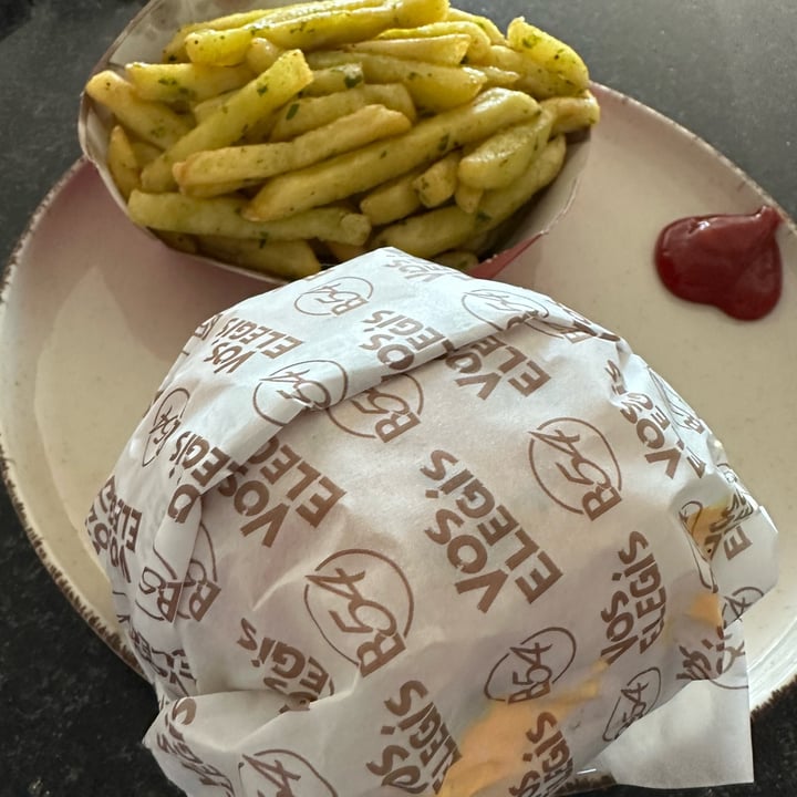 photo of Burger 54 Vegan Chicken Sandwich shared by @juliaarena on  11 Jun 2023 - review