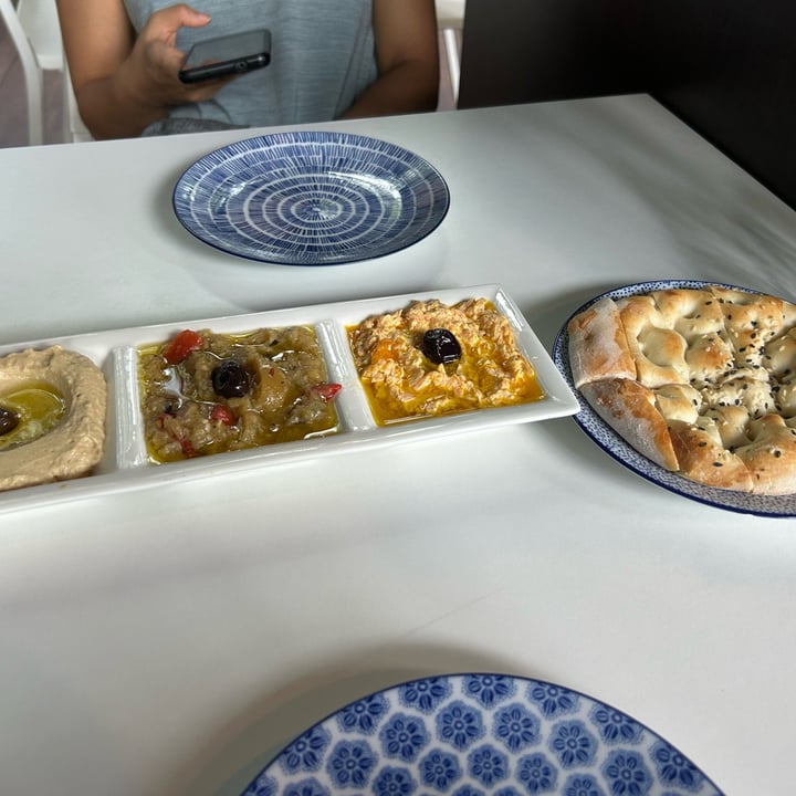 photo of Arkadas Cafe Triple Meze Platter with Pita Bread shared by @meltingpotatoes on  11 Feb 2023 - review