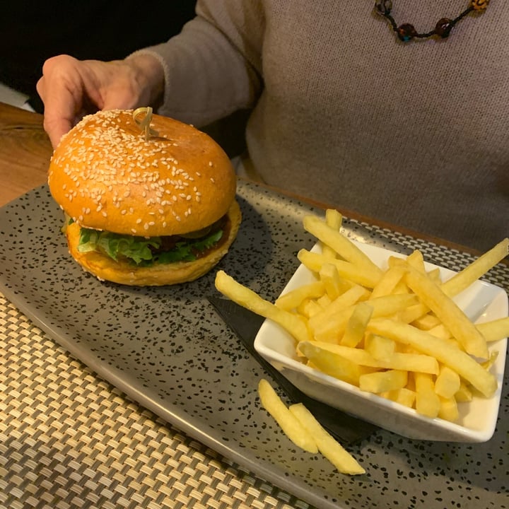 photo of BLU Restaurant & Lounge Impossible Burger shared by @fradelor on  25 Feb 2023 - review