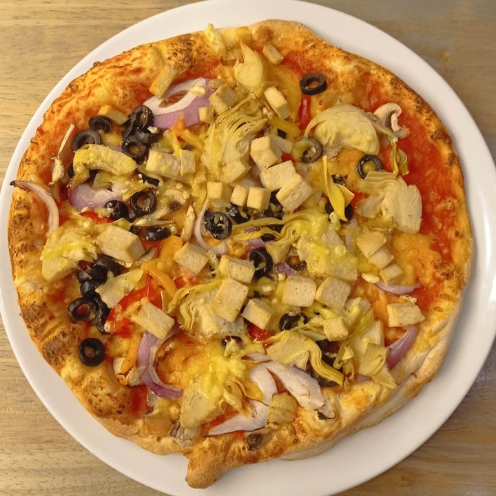 photo of La Trattoria, Premium Pizza & Italian Wine Pizza vegetariana quorn (veganizzata) shared by @lauracri on  01 Aug 2023 - review