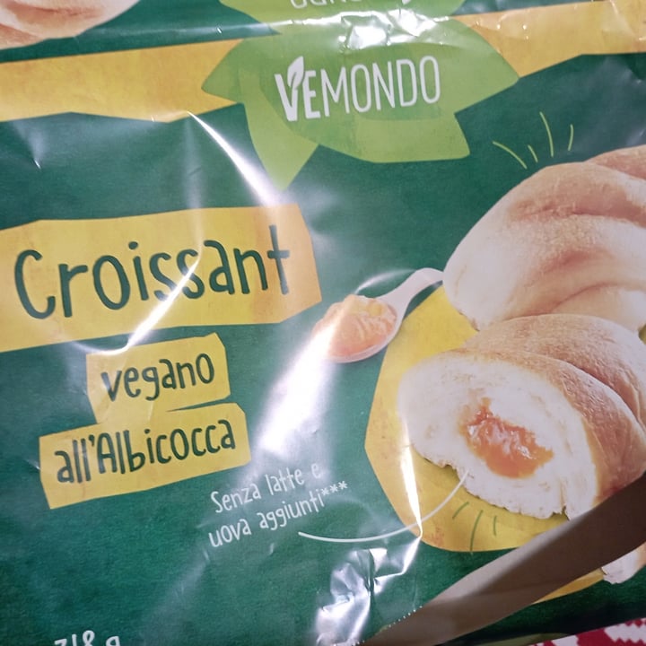 photo of Vemondo Croissant Vegano All'Albicocca shared by @marasantagata on  26 Feb 2023 - review