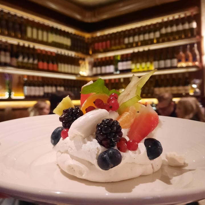 photo of Osteria Caffè Monte Baldo pavlova vegan con frutta fresca shared by @tania- on  26 Dec 2022 - review