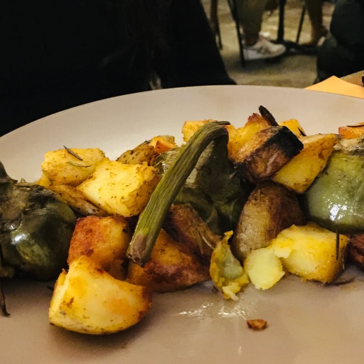 photo of L'OV Osteria Vegetariana Carciofi alla romana con patate arrosto shared by @miba on  26 Dec 2022 - review