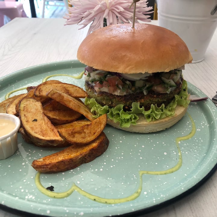 photo of Puro Zumo Hamburguesa Vegan Falafel shared by @bebo9929 on  27 Jun 2023 - review