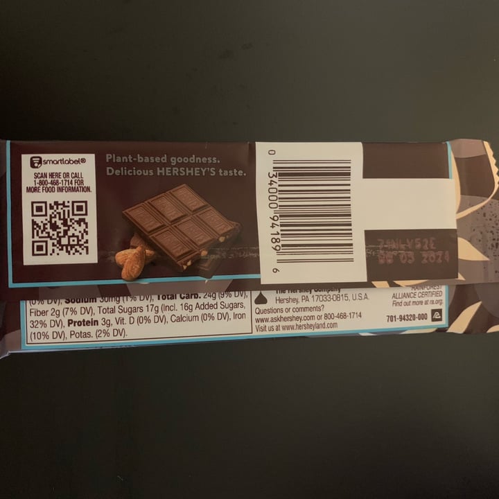 photo of Hershey's Oatmilk and Almond Chocolate Bar shared by @friendlyvegan on  30 Jun 2023 - review