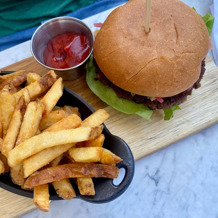 photo of LOV Burger Truffé shared by @anniekimderoy on  21 Jul 2023 - review