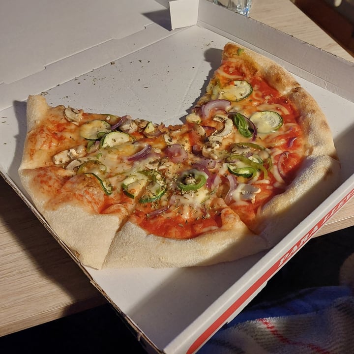 photo of Gorlomi Pizza Pizza Terriña con queso vegano shared by @raquelplata on  12 Feb 2023 - review