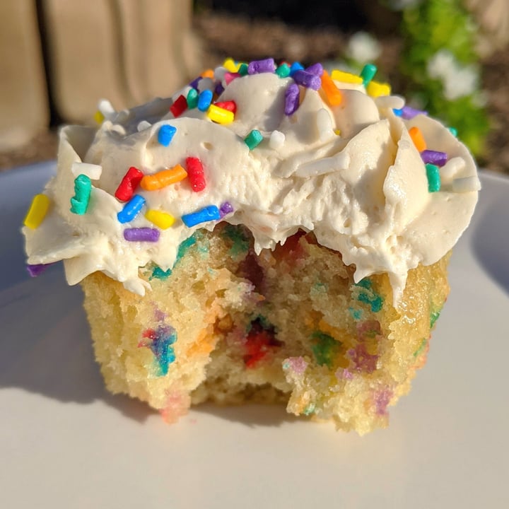 photo of Wisdom Vegan Bakery Funfetti Cupcake shared by @veggieassassin on  03 Jul 2023 - review