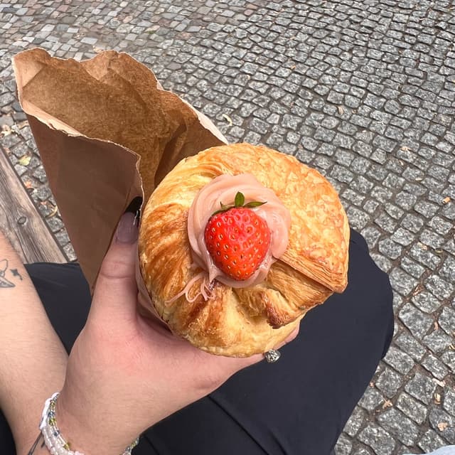 Photo of the dish “strawberry cruffin”