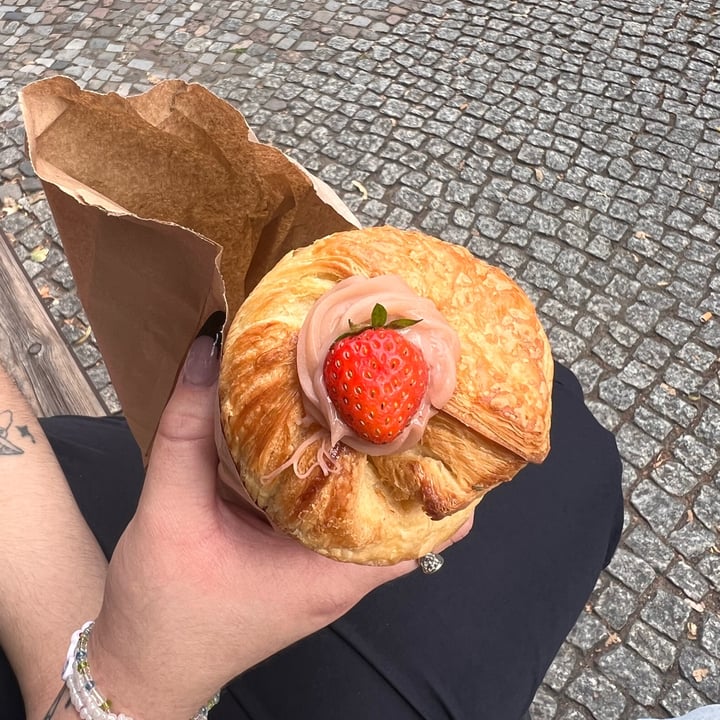 photo of The Sanctuary Berlin strawberry cruffin shared by @holasoymylk on  28 Jul 2023 - review