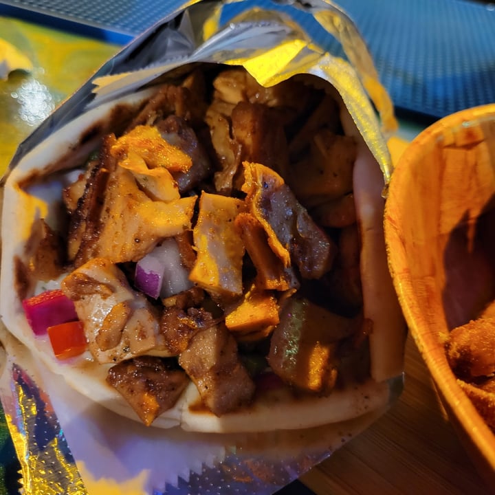 photo of Pythagoras chicken gyro shared by @fleurdelisftw on  29 Apr 2023 - review