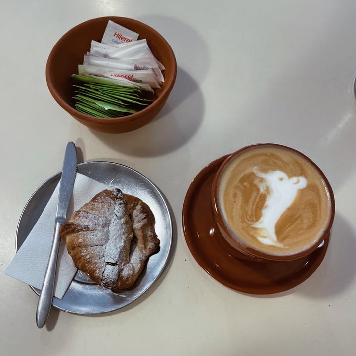 photo of Barro Café medialuna con dulce de almendras shared by @inespressable on  27 Jul 2023 - review