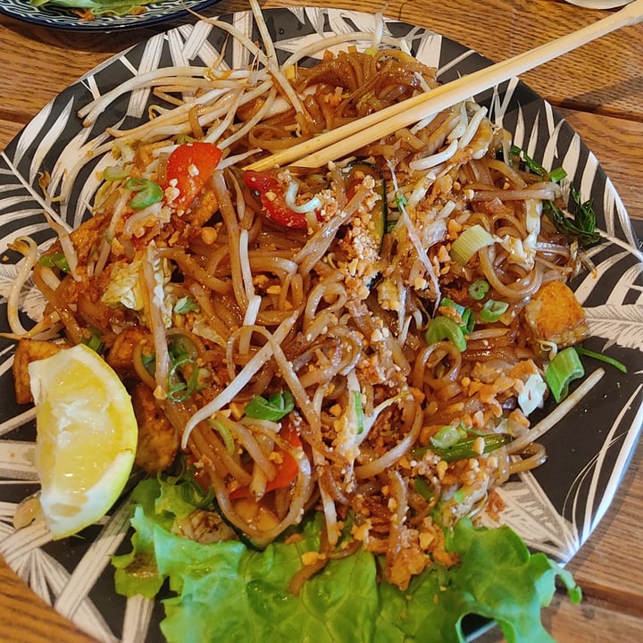 photo of Bangkok Café Antibes pad thai with tofu and vegetables shared by @erisdelarge on  07 Jun 2023 - review