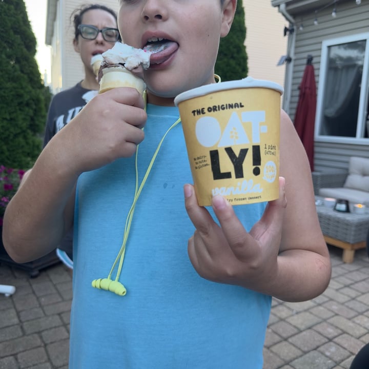 photo of Oatly Vanilla Ice Cream shared by @berryveganplanet on  06 Aug 2023 - review