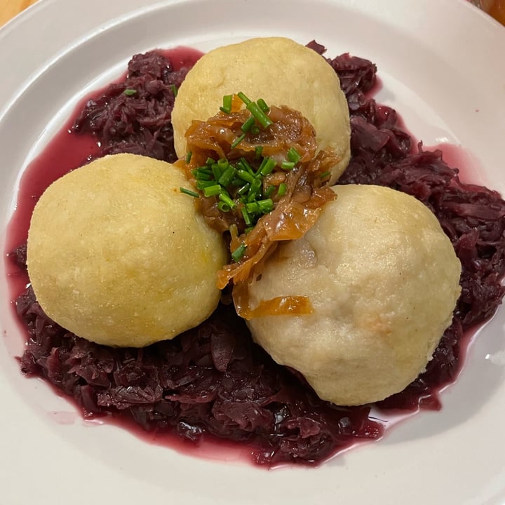 photo of Sociální bistro Střecha Dumplings on red cabbage shared by @ilariaqualcosa on  04 Jun 2023 - review
