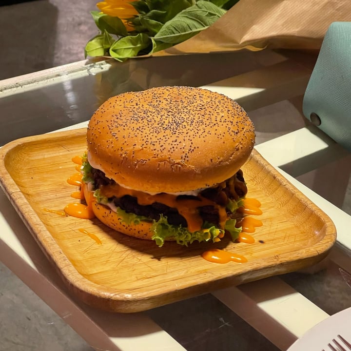 photo of Luna's Kitchen Beirut Swiss Mushroom Burger shared by @kimo on  18 Jul 2023 - review