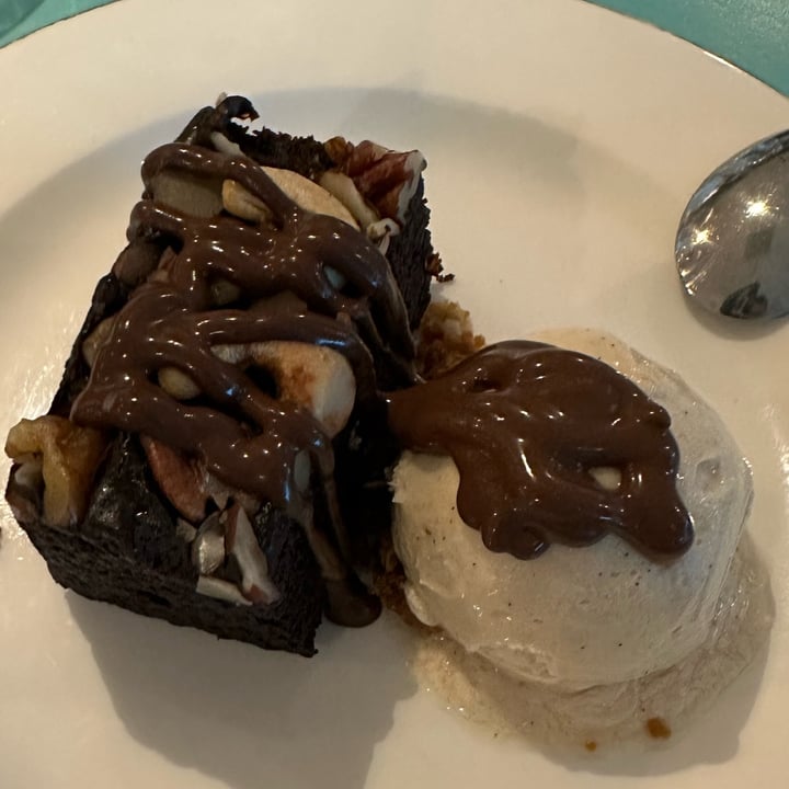 photo of Privé Keppel Dark Chocolate & Nuts Brownie shared by @mrdonut on  07 May 2023 - review