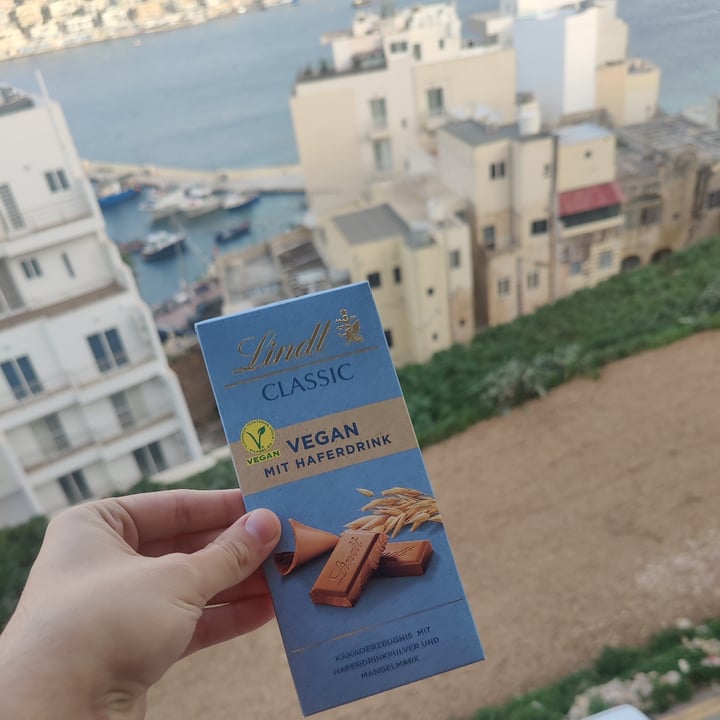 photo of Lindt Classic Vegan Mit Haferdrink shared by @lukasser on  19 Jan 2023 - review
