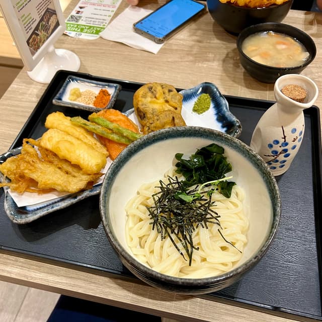 「Hiyashi Udon Tempura Teishoku」の料理の写真