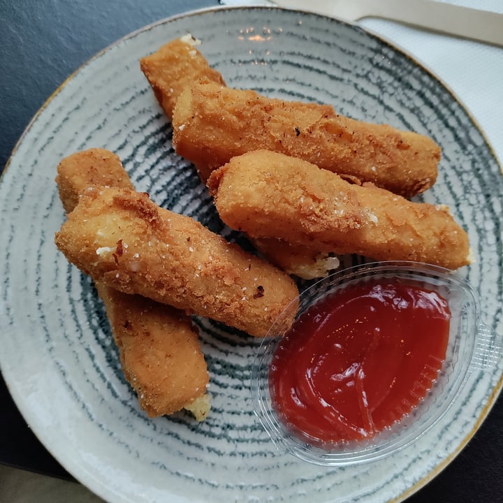 photo of Neéko Vegan Junk Food Mozzarella sticks shared by @militkata on  17 May 2023 - review