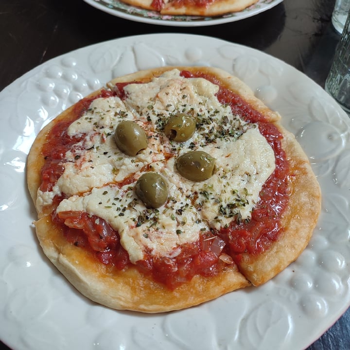 photo of La Vegana cantina Pizza individual de muzza shared by @erimars on  02 May 2023 - review