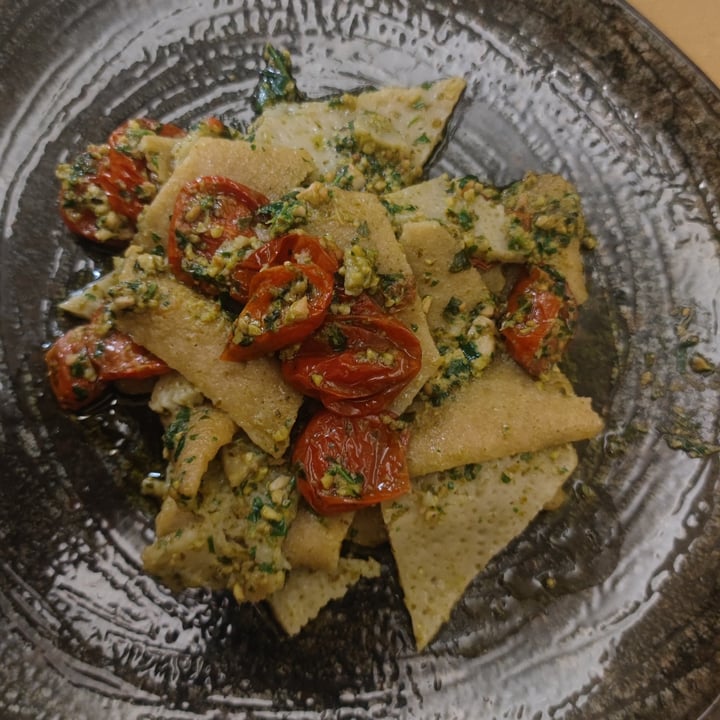 photo of Zenzero Testaroli Della Lunigiana Con Pesto Vegan Di Spinacino, Rucola E Avocado, Limone E Pomodorini Confit shared by @nabbo on  19 Jan 2023 - review