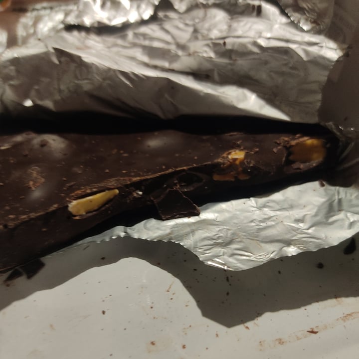 photo of Valor 70% Chocolate Negro Con Almendras shared by @anathelass on  14 Jan 2023 - review