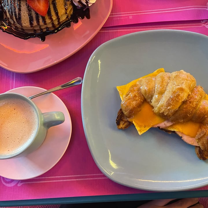 photo of Freedom Cakes Croissant con jamón y queso shared by @lurkelele on  19 Jun 2023 - review