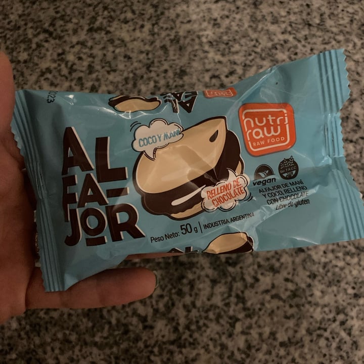 photo of Nutri Raw Alfajor con coco relleno de chocolate shared by @psivegsol on  13 Jan 2023 - review