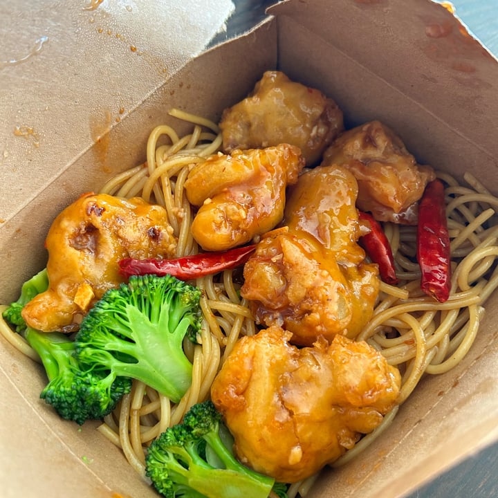 photo of V Revolution Chicken Lo Mein shared by @izzyyrey on  15 Apr 2023 - review