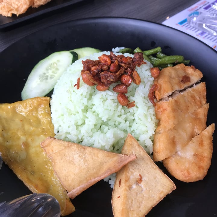 photo of Makan Vegan Geylang Nasi Lemak Set shared by @ziggyradiobear on  15 Jan 2023 - review